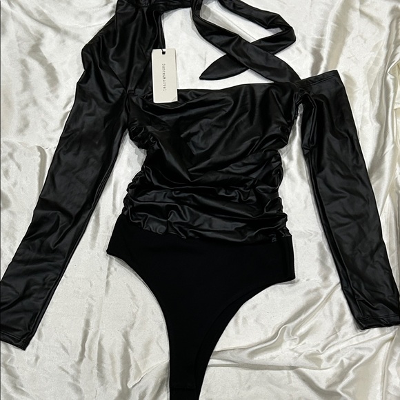 🌷 One Shoulder Bodysuit - Picture 5 of 8